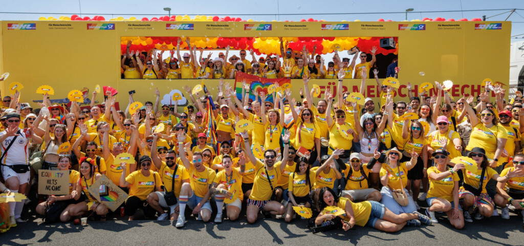 DHL Expressin työntekijöitä juhlimassa Pridea